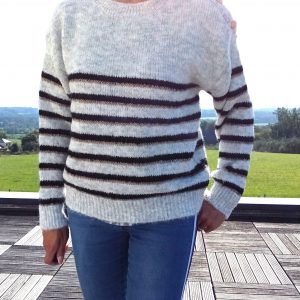 Pull fond gris clair doubles rayures noir et doré