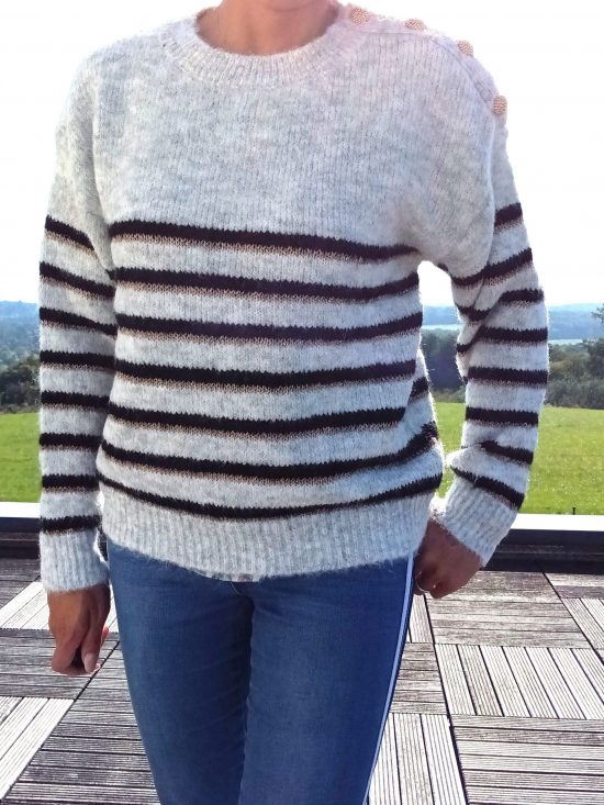 Pull fond gris clair doubles rayures noir et doré