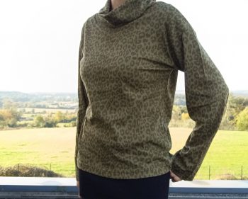 Pull fin à col montant motifs léopard kaki – Image 3