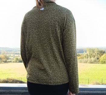 Pull fin à col montant motifs léopard kaki – Image 7