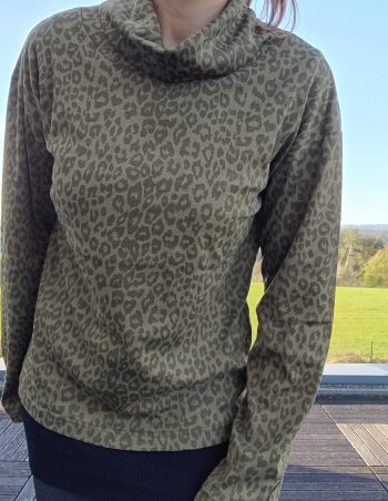 Pull fin à col montant motifs léopard kaki – Image 11