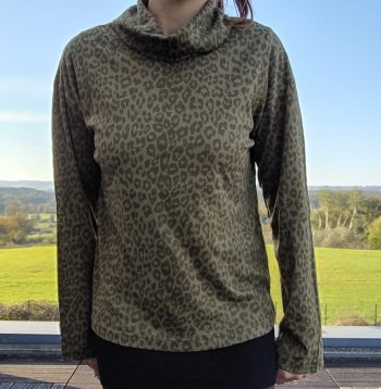 Pull fin à col montant motifs léopard kaki – Image 5