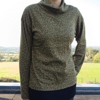 Pull fin à col montant motifs léopard kaki