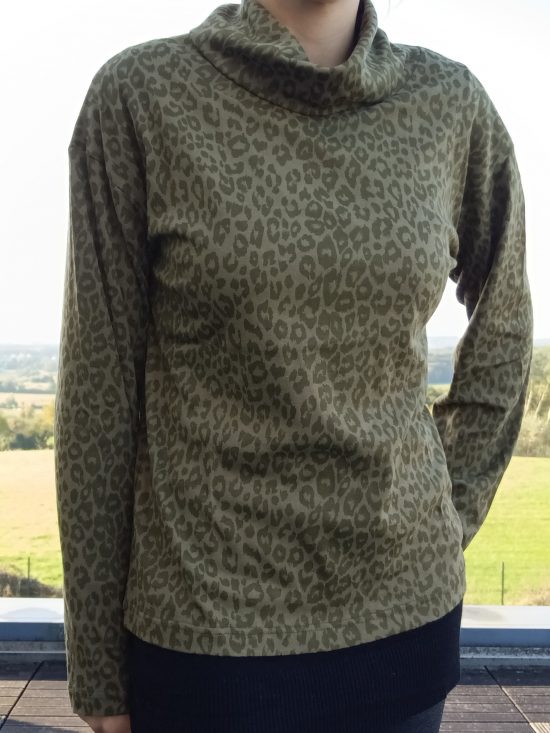 Pull fin à col montant motifs léopard kaki