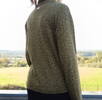 Pull fin à col montant motifs léopard kaki – Image 6