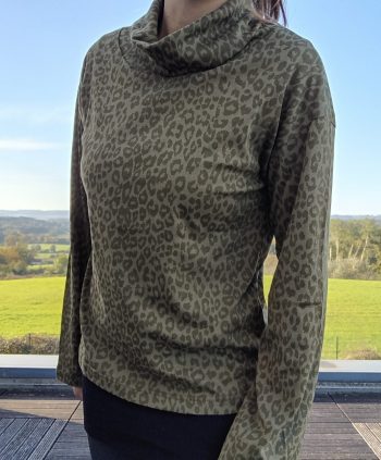 Pull fin à col montant motifs léopard kaki – Image 9