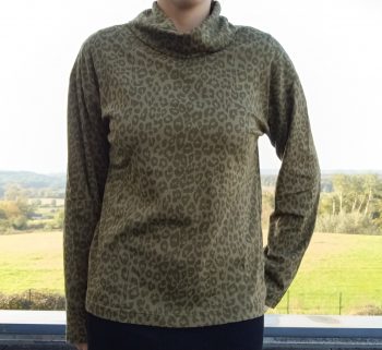 Pull fin à col montant motifs léopard kaki – Image 4