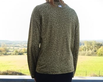 Pull fin à col montant motifs léopard kaki – Image 8