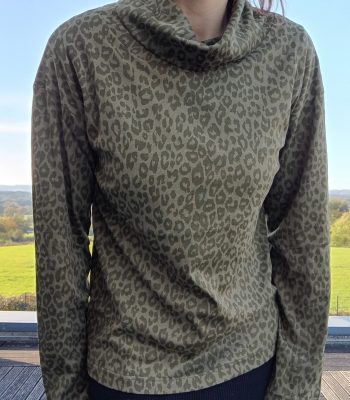 Pull fin à col montant motifs léopard kaki – Image 10
