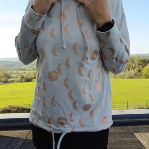 Sweat à capuche et à cordon blanc crème motifs lune doré rosé