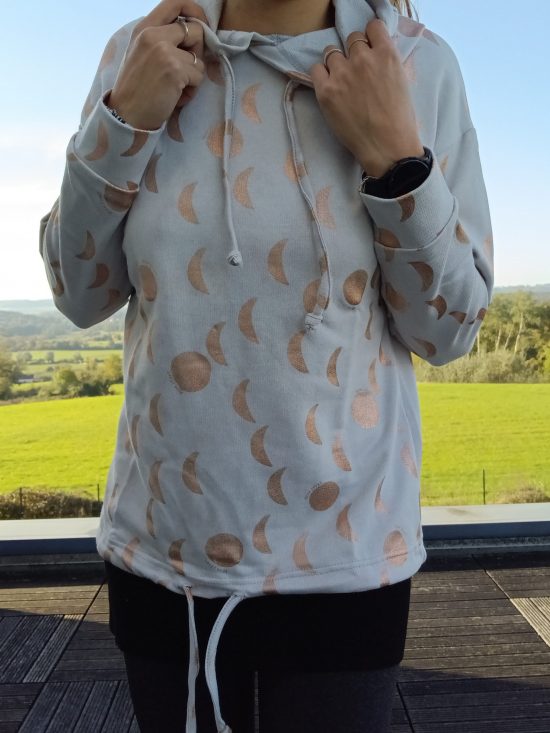 Sweat à capuche et à cordon blanc crème motifs lune doré rosé