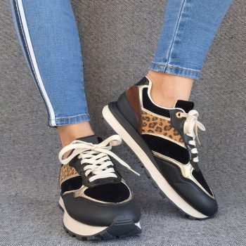 Chaussures baskets en tissu noir avec un motif léopard style sneakers