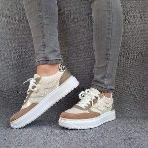 Chaussures baskets en toile beige avec du marron clair style sneakers