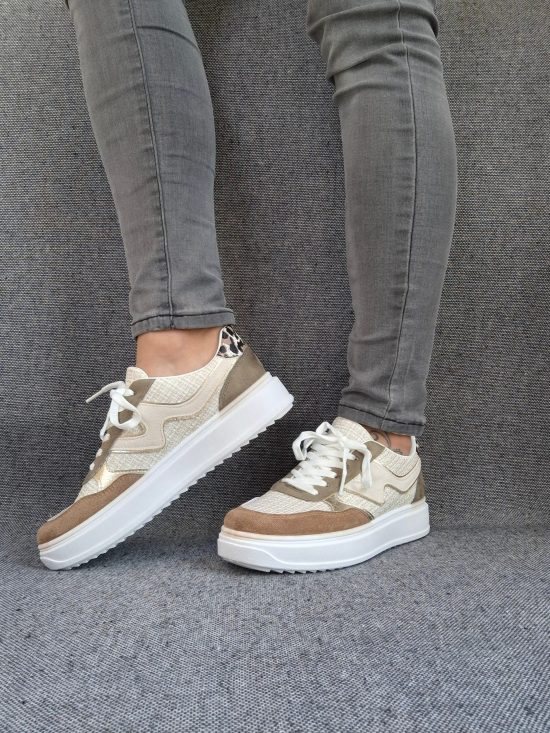 Chaussures baskets en toile beige avec du marron clair style sneakers
