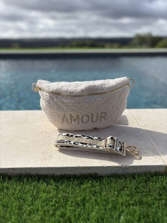 Sac banane en tissu moumoute écru au design bouclé avec le mot "AMOUR" sangle fantaisie léopard