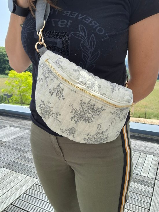 Sac banane en coton matelassé liberty blanc motif floral gris