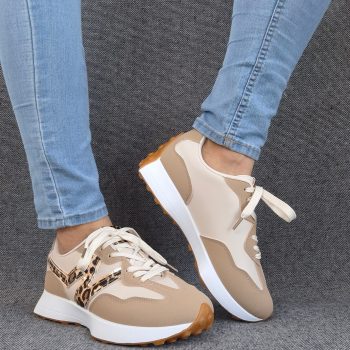 Chaussures baskets en tissu beige et blanc rehaussée par un motif léopard style sneakers