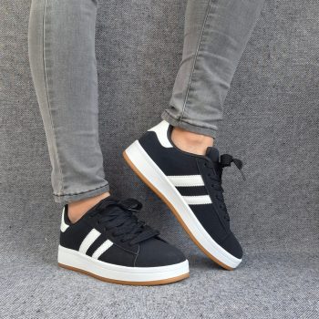Chaussures baskets basses noir à rayures blanches lacets noirs style sneakers campus