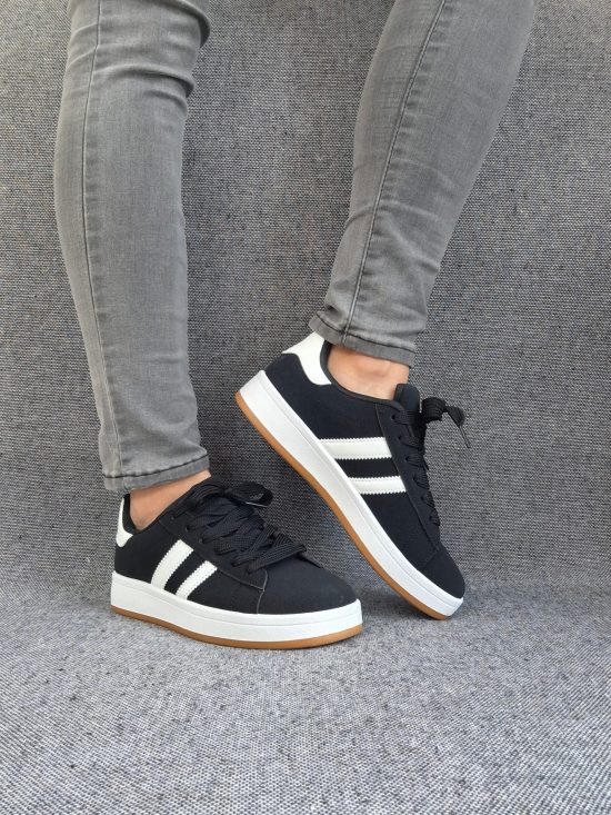 Chaussures baskets basses noir à rayures blanches lacets noirs style sneakers campus