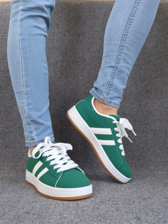 Chaussures baskets basses vert sapin avec bandes blanches style campus