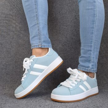 Chaussures baskets basses bleu ciel avec bandes blanches style campus