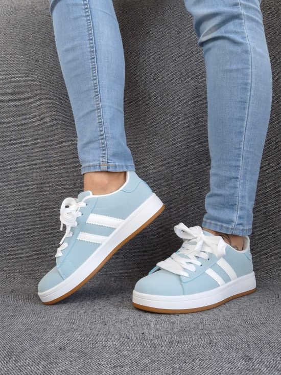Chaussures baskets basses bleu ciel avec bandes blanches style campus