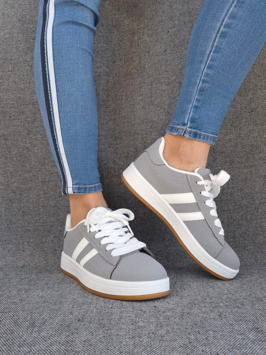 Chaussures baskets basses gris foncé avec bandes blanches style campus