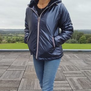Attrait Paris - Manteau court imperméable fourré bleu marine métallisé - Le Petit Placard