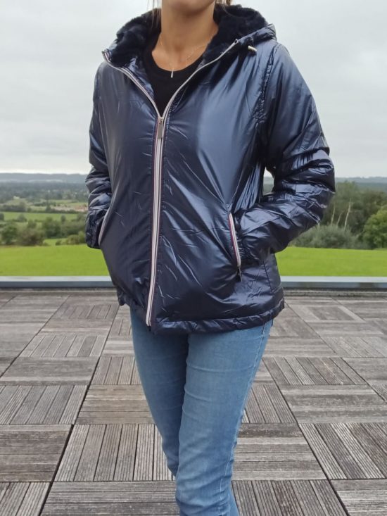 Attrait Paris - Manteau court imperméable fourré bleu marine métallisé - Le Petit Placard