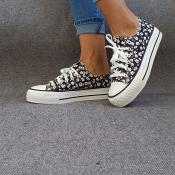 Chaussures baskets basses motifs liberty fleurs noires en tissu type converse