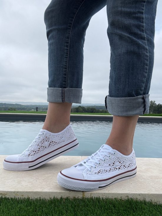 Chaussures baskets basses à dentelle blanche basse en tissu style converse