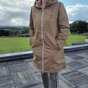 Imperméable long doublé en fausse fourrure cordon tricolore Marque Laura Jo Couleur Camel - Curvy - Le Petit Placard