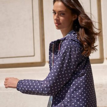 Impermeable mi-long mi-saison Marque Laura Jo couleur Bleu Marine à pois - Le Petit Placard