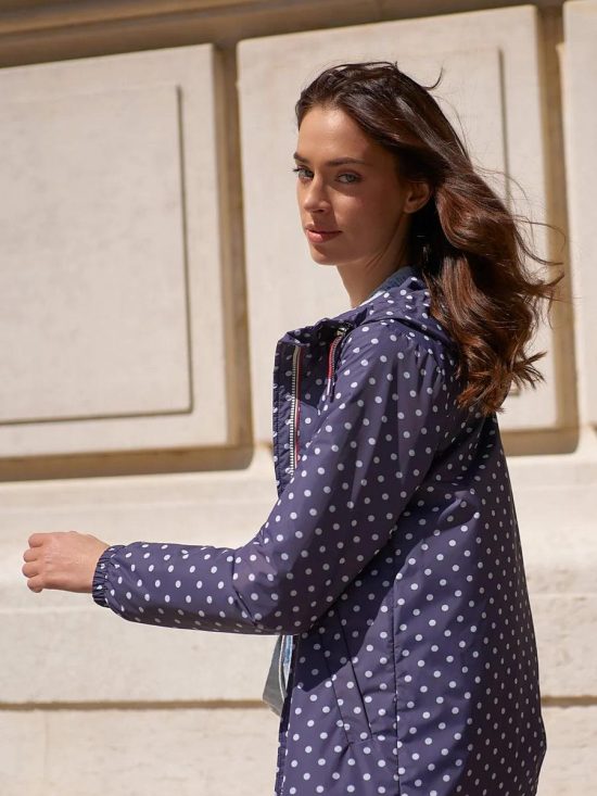 Impermeable mi-long mi-saison Marque Laura Jo couleur Bleu Marine à pois - Le Petit Placard