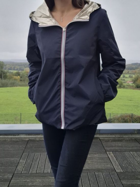 Manteau court imperméable bleu marine réversible doré Melya Melody - Le Petit Placard