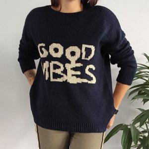 Pull mailles bleu marine inscription “good vibes” doré - Le Petit Placard