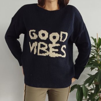 Pull mailles bleu marine inscription “good vibes” doré
