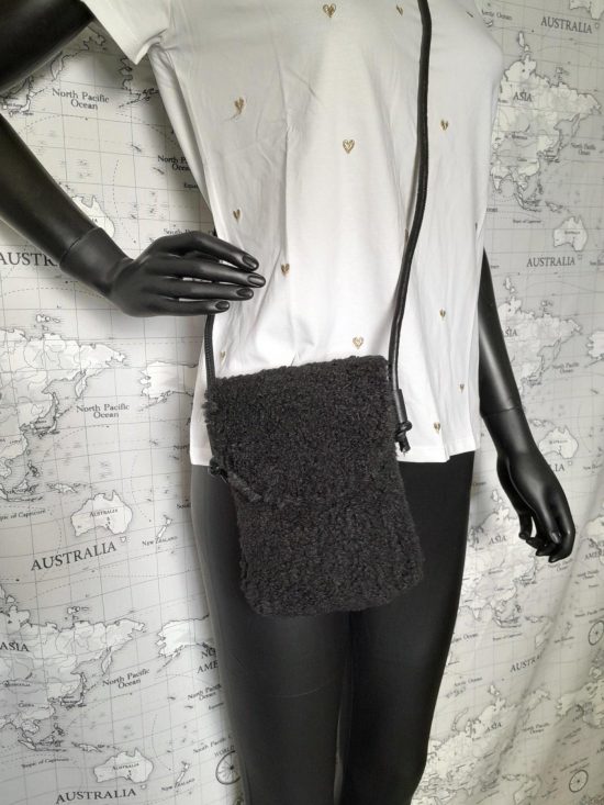 Sac pochette bandoulière peluche moumoute noir - Le Petit Placard