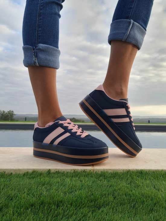 Chaussures baskets basses compensées bleu marine avec bandes roses style sneakers campus