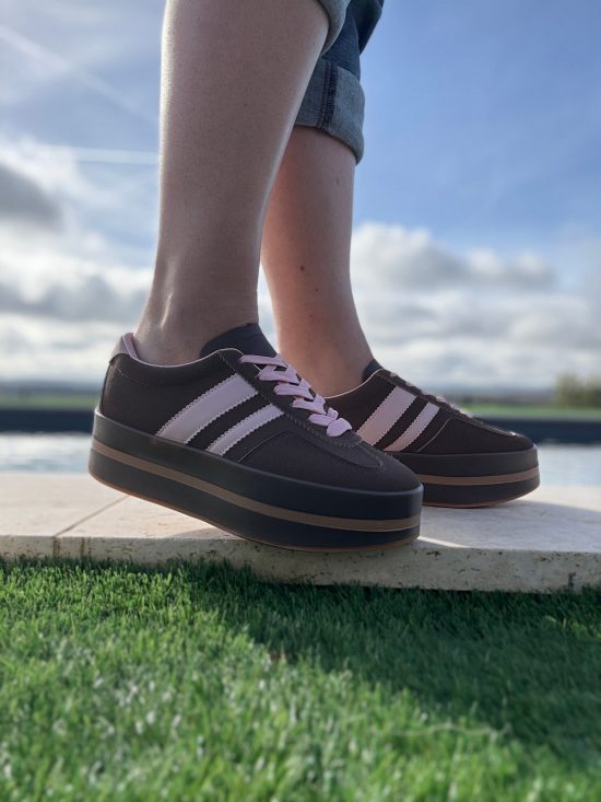 Chaussures baskets basses compensées marron avec bandes roses style sneakers campus