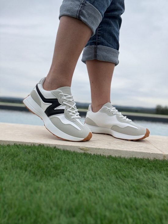 Chaussures baskets en tissu blanc et gris rehaussée par un motif noir style new balance