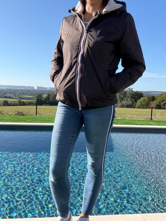 Laura Jo - Imperméable fourré court fausse fourrure marron chocolat intérieur imitation sherpa beige