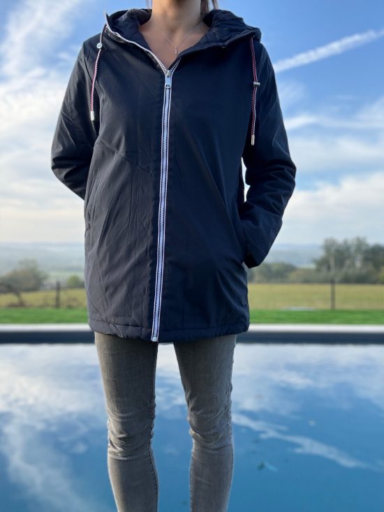 Manteau imperméable mi long fourré en fausse fourrure bleu marine