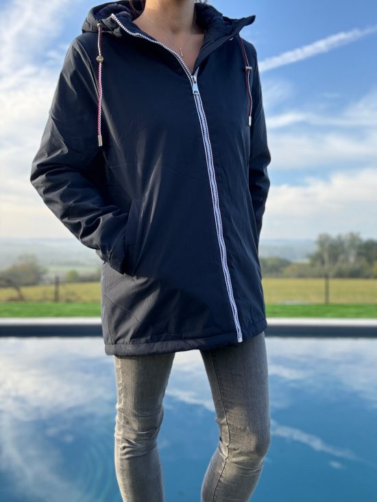 Manteau imperméable mi long fourré en fausse fourrure bleu marine - Curvy