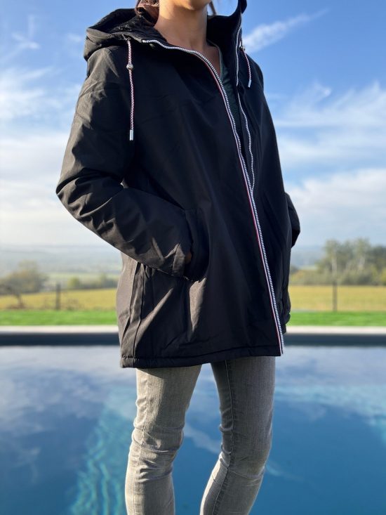 Manteau imperméable mi long fourré en fausse fourrure noir - Curvy