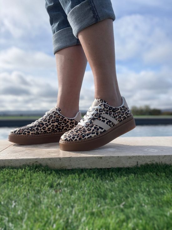 Chaussure baskets basses légèrement compensées motifs léopard avec deux bandes beige style campus