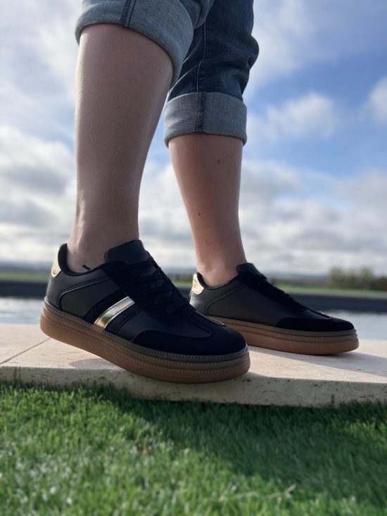 Chaussures baskets basses style sneakers campus noir avec une bande dorée