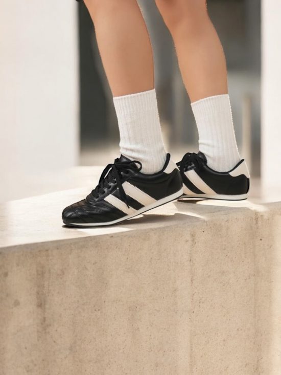 Chaussures baskets basses noires à bandes blanches style sneakers