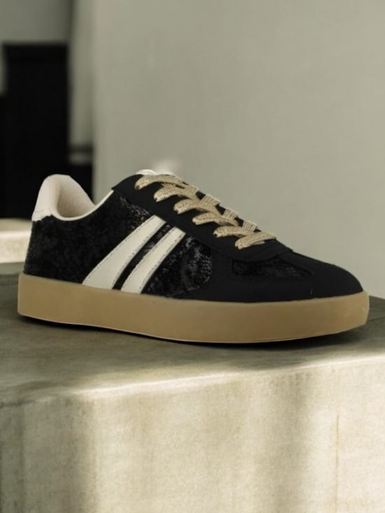 Chaussures baskets noires texturé effet serpent avec deux bandes blanches style campus
