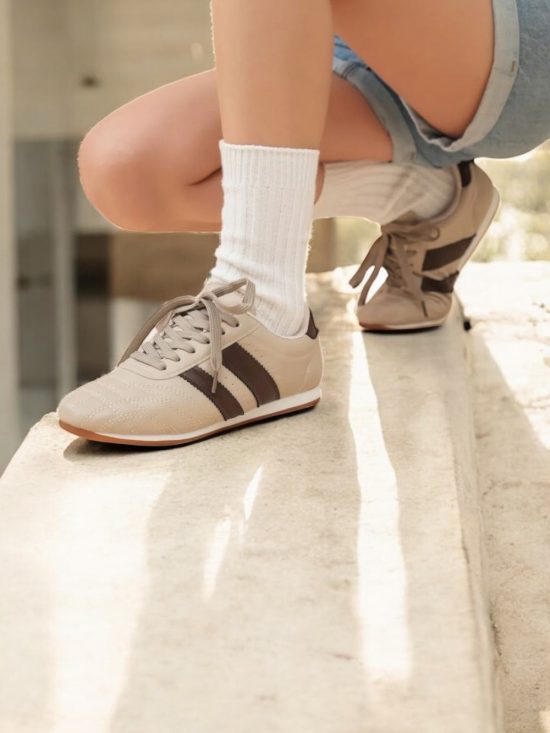 Chaussures baskets basses beiges à bandes marron style sneakers